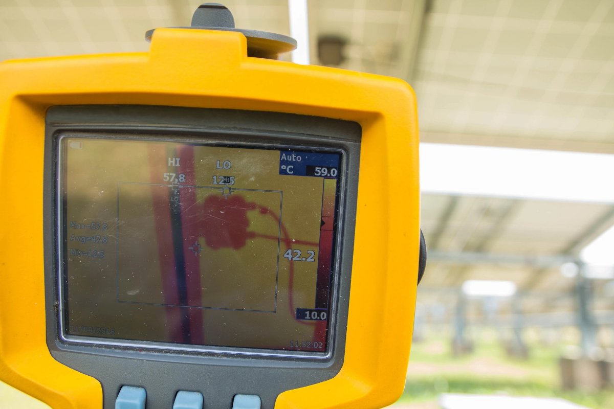 Kamera termowizyjna mierzy temperaturę 42,2°C na instalacji w szklarni